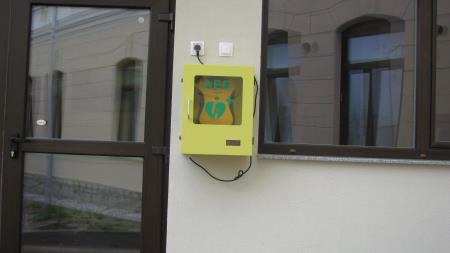 Avtomatski defibrilator – Kostanjevica na Krki – OŠ Jožeta Gorjupa Kostanjevica na Krki, Gorjanska cesta 2, Kostanjevica na Krki (slika 3)